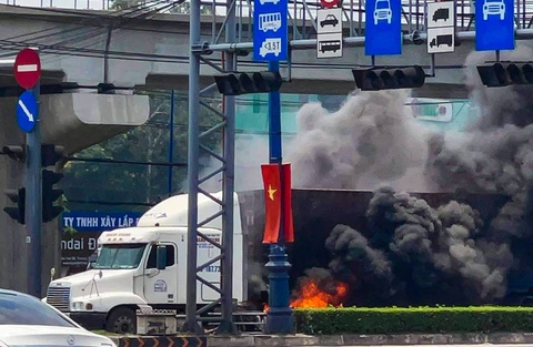 Xe container bốc cháy ngùn ngụt khi dừng đèn đỏ trên xa lộ Hà Nội - Ảnh 2. Xe container bốc cháy ngùn ngụt khi dừng đèn đỏ trên xa lộ Hà Nội - Ảnh 2.