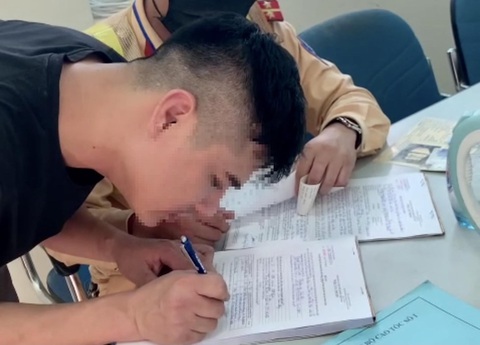 Tài xế đi ngược chiều trên cao tốc Nội Bài - Lào Cai khai lần đầu đi cao tốc không quen đường - Ảnh 1. Tài xế đi ngược chiều trên cao tốc Nội Bài - Lào Cai khai lần đầu đi cao tốc không quen đường - Ảnh 1.