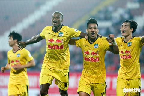 HLV Kiatisuk: Bầu Đức muốn HAGL vào top 4 V-League - Ảnh 1. HLV Kiatisuk: Bầu Đức muốn HAGL vào top 4 V-League - Ảnh 1.
