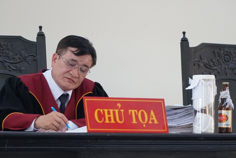 SABECO đề nghị chuyển vụ mua chai bia còn 1/2 nước, đòi bồi thường 23 tỉ sang cơ quan điều tra - Ảnh 1. SABECO đề nghị chuyển vụ mua chai bia còn 1/2 nước, đòi bồi thường 23 tỉ sang cơ quan điều tra - Ảnh 1.