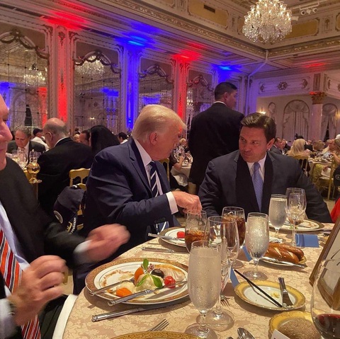 Thống đốc Florida, phiên bản của ông Trump, sẽ tranh cử năm 2024? - Ảnh 1. Thống đốc Florida, phiên bản của ông Trump, sẽ tranh cử năm 2024? - Ảnh 1.