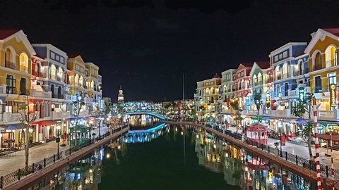 Du khách tranh thủ check-in thành phố không ngủ trước ngày khai mạc - Ảnh 11. Du khách tranh thủ check-in thành phố không ngủ trước ngày khai mạc - Ảnh 11.