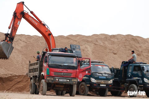 Bãi tập kết cát trái phép cách quốc lộ 100m tồn tại suốt 2 năm - Ảnh 3. Bãi tập kết cát trái phép cách quốc lộ 100m tồn tại suốt 2 năm - Ảnh 3.