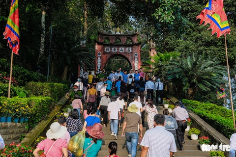 Trước ngày giỗ Tổ Hùng Vương, con dân Việt bắt đầu đổ về đền Hùng, Phú Thọ - Ảnh 1. Trước ngày giỗ Tổ Hùng Vương, con dân Việt bắt đầu đổ về đền Hùng, Phú Thọ - Ảnh 1.