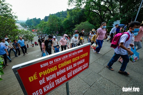Trước ngày giỗ Tổ Hùng Vương, con dân Việt bắt đầu đổ về đền Hùng, Phú Thọ - Ảnh 3. Trước ngày giỗ Tổ Hùng Vương, con dân Việt bắt đầu đổ về đền Hùng, Phú Thọ - Ảnh 3.