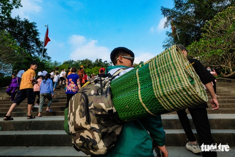 Trước ngày giỗ Tổ Hùng Vương, con dân Việt bắt đầu đổ về đền Hùng, Phú Thọ - Ảnh 8. Trước ngày giỗ Tổ Hùng Vương, con dân Việt bắt đầu đổ về đền Hùng, Phú Thọ - Ảnh 8.