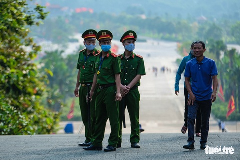 Trước ngày giỗ Tổ Hùng Vương, con dân Việt bắt đầu đổ về đền Hùng, Phú Thọ - Ảnh 5. Trước ngày giỗ Tổ Hùng Vương, con dân Việt bắt đầu đổ về đền Hùng, Phú Thọ - Ảnh 5.