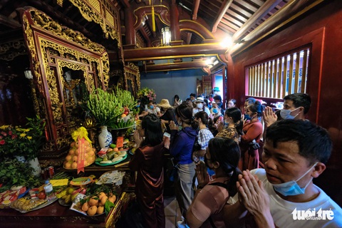 Trước ngày giỗ Tổ Hùng Vương, con dân Việt bắt đầu đổ về đền Hùng, Phú Thọ - Ảnh 6. Trước ngày giỗ Tổ Hùng Vương, con dân Việt bắt đầu đổ về đền Hùng, Phú Thọ - Ảnh 6.