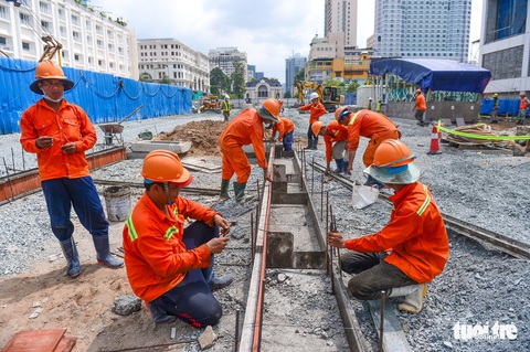 Hối hả thi công hoàn trả mặt đường Lê Lợi trước 30-4 sau 7 năm rào chắn - Ảnh 4. Hối hả thi công hoàn trả mặt đường Lê Lợi trước 30-4 sau 7 năm rào chắn - Ảnh 4.