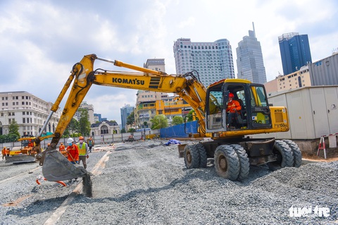 Hối hả thi công hoàn trả mặt đường Lê Lợi trước 30-4 sau 7 năm rào chắn - Ảnh 5. Hối hả thi công hoàn trả mặt đường Lê Lợi trước 30-4 sau 7 năm rào chắn - Ảnh 5.