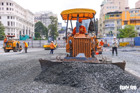 Hối hả thi công hoàn trả mặt đường Lê Lợi trước 30-4 sau 7 năm rào chắn - Ảnh 6. Hối hả thi công hoàn trả mặt đường Lê Lợi trước 30-4 sau 7 năm rào chắn - Ảnh 6.