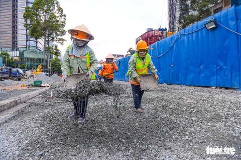 Hối hả thi công hoàn trả mặt đường Lê Lợi trước 30-4 sau 7 năm rào chắn - Ảnh 9. Hối hả thi công hoàn trả mặt đường Lê Lợi trước 30-4 sau 7 năm rào chắn - Ảnh 9.