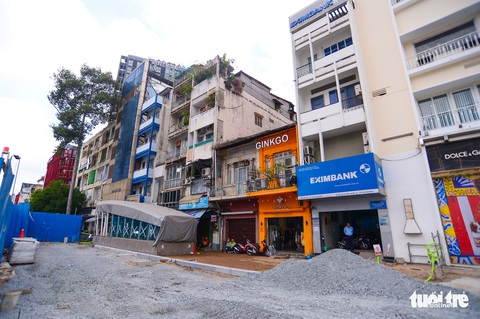 Hối hả thi công hoàn trả mặt đường Lê Lợi trước 30-4 sau 7 năm rào chắn - Ảnh 10. Hối hả thi công hoàn trả mặt đường Lê Lợi trước 30-4 sau 7 năm rào chắn - Ảnh 10.