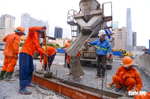 Hối hả thi công hoàn trả mặt đường Lê Lợi trước 30-4 sau 7 năm rào chắn - Ảnh 11. Hối hả thi công hoàn trả mặt đường Lê Lợi trước 30-4 sau 7 năm rào chắn - Ảnh 11.