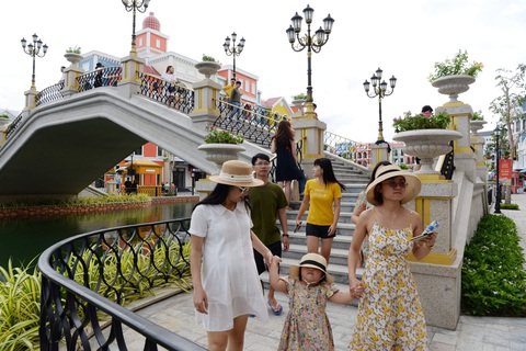 Du khách tranh thủ check-in thành phố không ngủ trước ngày khai mạc - Ảnh 1. Du khách tranh thủ check-in thành phố không ngủ trước ngày khai mạc - Ảnh 1.