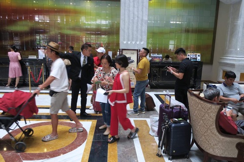 Du khách tranh thủ check-in thành phố không ngủ trước ngày khai mạc - Ảnh 6. Du khách tranh thủ check-in thành phố không ngủ trước ngày khai mạc - Ảnh 6.