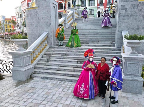 Du khách tranh thủ check-in thành phố không ngủ trước ngày khai mạc - Ảnh 10. Du khách tranh thủ check-in thành phố không ngủ trước ngày khai mạc - Ảnh 10.