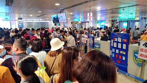 Kẹt cứng ở sân bay Tân Sơn Nhất: Sẽ tận dụng sảnh của Vietjet? - Ảnh 1. Kẹt cứng ở sân bay Tân Sơn Nhất: Sẽ tận dụng sảnh của Vietjet? - Ảnh 1.