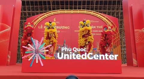 Du khách đổ về thành phố không ngủ ở Phú Quốc, càng về khuya càng nhộn nhịp - Ảnh 7. Du khách đổ về thành phố không ngủ ở Phú Quốc, càng về khuya càng nhộn nhịp - Ảnh 7.
