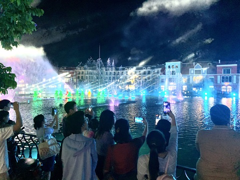 Hai show diễn triệu USD tại Thành phố không ngủ - Ảnh 8. Hai show diễn triệu USD tại Thành phố không ngủ - Ảnh 8.