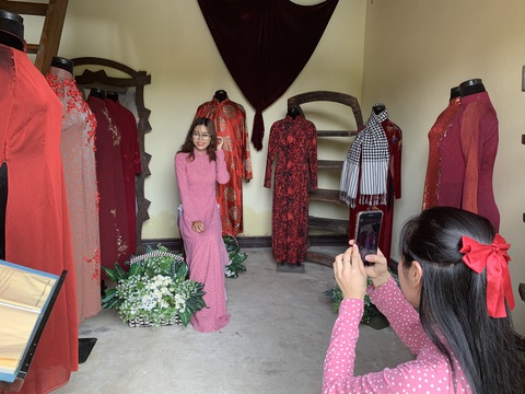 Bạn trẻ mặc áo dài đến Bảo tàng Áo dài dịp Giỗ Tổ - Ảnh 3. Bạn trẻ mặc áo dài đến Bảo tàng Áo dài dịp Giỗ Tổ - Ảnh 3.