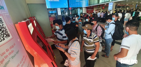 Sân bay Tân Sơn Nhất mở 100% cửa soi chiếu, khách đi lại thông thoáng - Ảnh 4. Sân bay Tân Sơn Nhất mở 100% cửa soi chiếu, khách đi lại thông thoáng - Ảnh 4.