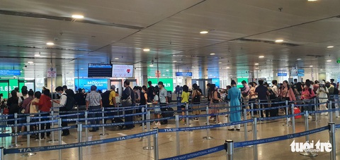Sân bay Tân Sơn Nhất mở 100% cửa soi chiếu, khách đi lại thông thoáng - Ảnh 5. Sân bay Tân Sơn Nhất mở 100% cửa soi chiếu, khách đi lại thông thoáng - Ảnh 5.