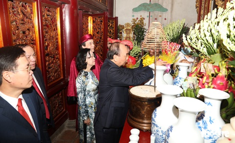 Chủ tịch nước Nguyễn Xuân Phúc dâng hương tưởng nhớ các Vua Hùng - Ảnh 9. Chủ tịch nước Nguyễn Xuân Phúc dâng hương tưởng nhớ các Vua Hùng - Ảnh 9.