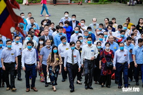Chủ tịch nước Nguyễn Xuân Phúc dâng hương tưởng nhớ các Vua Hùng - Ảnh 6. Chủ tịch nước Nguyễn Xuân Phúc dâng hương tưởng nhớ các Vua Hùng - Ảnh 6.