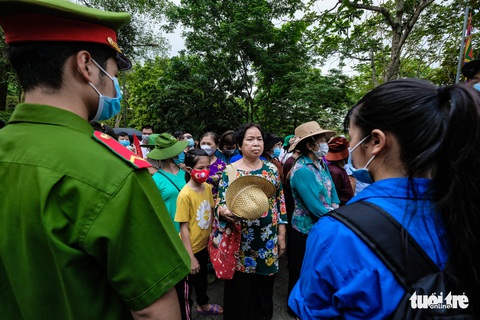 Biển người đổ về dâng lễ ở đền Hùng, Phú Thọ - Ảnh 2. Biển người đổ về dâng lễ ở đền Hùng, Phú Thọ - Ảnh 2.