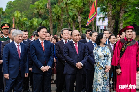 Chủ tịch nước Nguyễn Xuân Phúc dâng hương tưởng nhớ các Vua Hùng - Ảnh 1. Chủ tịch nước Nguyễn Xuân Phúc dâng hương tưởng nhớ các Vua Hùng - Ảnh 1.
