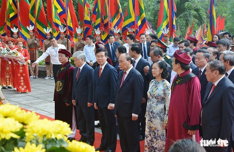 Chủ tịch nước Nguyễn Xuân Phúc dâng hương tưởng nhớ các Vua Hùng - Ảnh 10. Chủ tịch nước Nguyễn Xuân Phúc dâng hương tưởng nhớ các Vua Hùng - Ảnh 10.