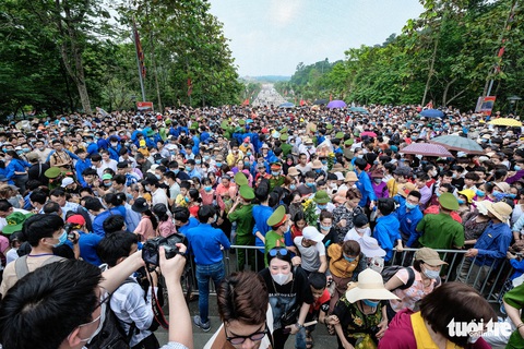 Biển người đổ về dâng lễ ở đền Hùng, Phú Thọ - Ảnh 5. Biển người đổ về dâng lễ ở đền Hùng, Phú Thọ - Ảnh 5.
