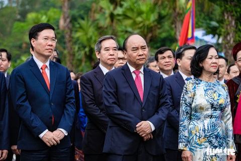 Chủ tịch nước Nguyễn Xuân Phúc dâng hương tưởng nhớ các Vua Hùng - Ảnh 5. Chủ tịch nước Nguyễn Xuân Phúc dâng hương tưởng nhớ các Vua Hùng - Ảnh 5.