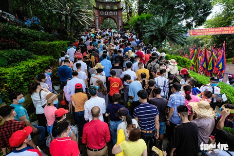 Biển người đổ về dâng lễ ở đền Hùng, Phú Thọ - Ảnh 9. Biển người đổ về dâng lễ ở đền Hùng, Phú Thọ - Ảnh 9.