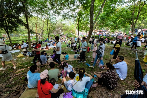 Biển người đổ về dâng lễ ở đền Hùng, Phú Thọ - Ảnh 12. Biển người đổ về dâng lễ ở đền Hùng, Phú Thọ - Ảnh 12.