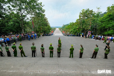 Biển người đổ về dâng lễ ở đền Hùng, Phú Thọ - Ảnh 3. Biển người đổ về dâng lễ ở đền Hùng, Phú Thọ - Ảnh 3.