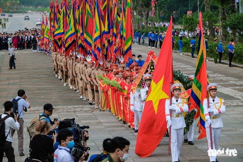 Chủ tịch nước Nguyễn Xuân Phúc dâng hương tưởng nhớ các Vua Hùng - Ảnh 3. Chủ tịch nước Nguyễn Xuân Phúc dâng hương tưởng nhớ các Vua Hùng - Ảnh 3.