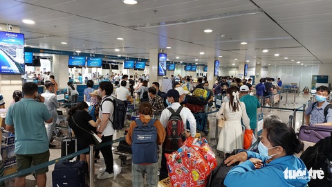 Sân bay Tân Sơn Nhất mở 100% cửa soi chiếu, khách đi lại thông thoáng - Ảnh 1. Sân bay Tân Sơn Nhất mở 100% cửa soi chiếu, khách đi lại thông thoáng - Ảnh 1.