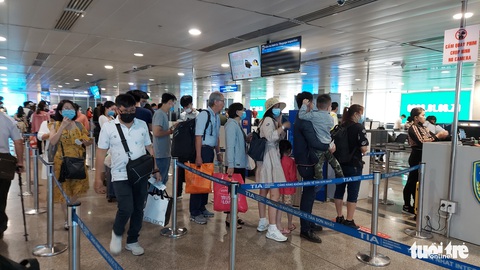 Sân bay Tân Sơn Nhất mở 100% cửa soi chiếu, khách đi lại thông thoáng - Ảnh 2. Sân bay Tân Sơn Nhất mở 100% cửa soi chiếu, khách đi lại thông thoáng - Ảnh 2.