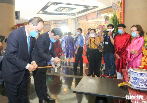 Lãnh đạo TP.HCM dâng hương giỗ Tổ Hùng Vương - Ảnh 5. Lãnh đạo TP.HCM dâng hương giỗ Tổ Hùng Vương - Ảnh 5.