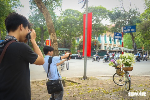 Con đường đẹp nhất Hà Nội rực vàng mùa sấu thay lá - Ảnh 5. Con đường đẹp nhất Hà Nội rực vàng mùa sấu thay lá - Ảnh 5.