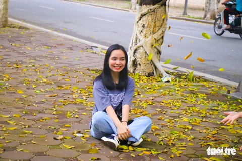 Con đường đẹp nhất Hà Nội rực vàng mùa sấu thay lá - Ảnh 6. Con đường đẹp nhất Hà Nội rực vàng mùa sấu thay lá - Ảnh 6.