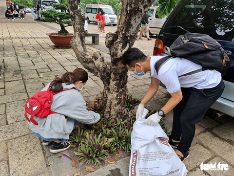 Nhặt rác ở đền thờ các Vua Hùng ngày giỗ Tổ: Bị nói sống ảo, làm màu vẫn không bỏ cuộc - Ảnh 8. Nhặt rác ở đền thờ các Vua Hùng ngày giỗ Tổ: Bị nói sống ảo, làm màu vẫn không bỏ cuộc - Ảnh 8.