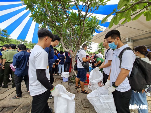 Nhặt rác ở đền thờ các Vua Hùng ngày giỗ Tổ: Bị nói sống ảo, làm màu vẫn không bỏ cuộc - Ảnh 4. Nhặt rác ở đền thờ các Vua Hùng ngày giỗ Tổ: Bị nói sống ảo, làm màu vẫn không bỏ cuộc - Ảnh 4.
