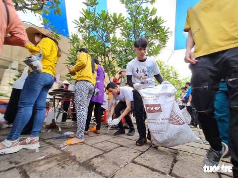 Nhặt rác ở đền thờ các Vua Hùng ngày giỗ Tổ: Bị nói sống ảo, làm màu vẫn không bỏ cuộc - Ảnh 9. Nhặt rác ở đền thờ các Vua Hùng ngày giỗ Tổ: Bị nói sống ảo, làm màu vẫn không bỏ cuộc - Ảnh 9.
