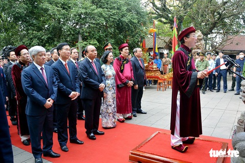 Chủ tịch nước Nguyễn Xuân Phúc dâng hương tưởng nhớ các Vua Hùng - Ảnh 8. Chủ tịch nước Nguyễn Xuân Phúc dâng hương tưởng nhớ các Vua Hùng - Ảnh 8.