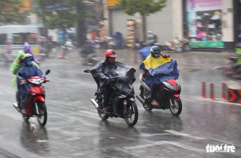 Thời tiết miền Nam ngày giỗ Tổ: Ngày có nắng, chiều tối mưa dông - Ảnh 1. Thời tiết miền Nam ngày giỗ Tổ: Ngày có nắng, chiều tối mưa dông - Ảnh 1.