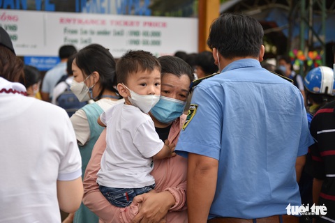 Đông nghịt người xếp hàng chờ mua vé vào Thảo cầm viên Sài Gòn - Ảnh 3. Đông nghịt người xếp hàng chờ mua vé vào Thảo cầm viên Sài Gòn - Ảnh 3.