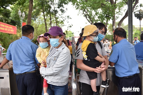 Đông nghịt người xếp hàng chờ mua vé vào Thảo cầm viên Sài Gòn - Ảnh 5. Đông nghịt người xếp hàng chờ mua vé vào Thảo cầm viên Sài Gòn - Ảnh 5.